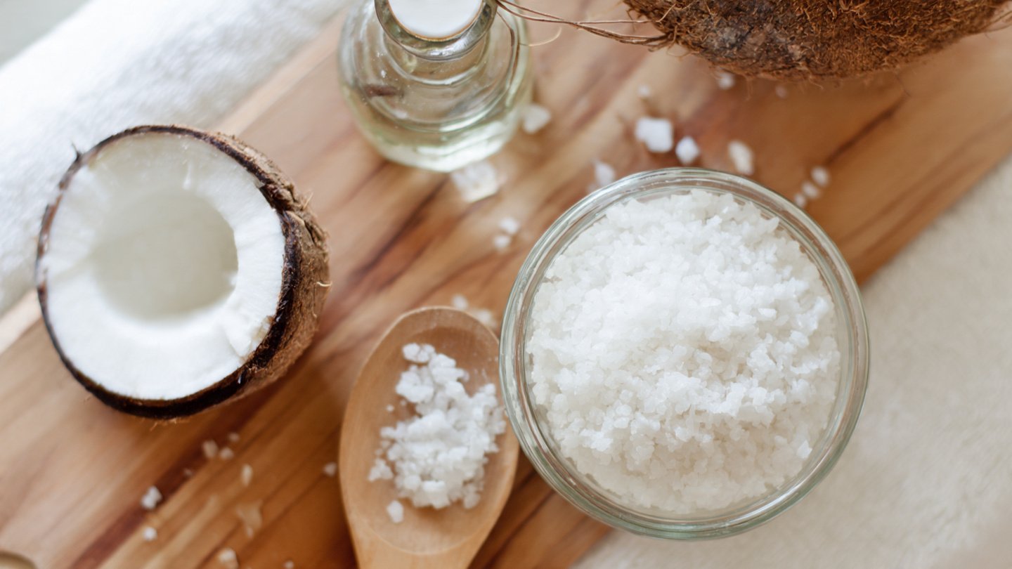 Tẩy Tế Bào Chết Bằng Muối Biển Và Dầu Dừa – Bí Quyết Làn Da Mịn Màng Tự Nhiên